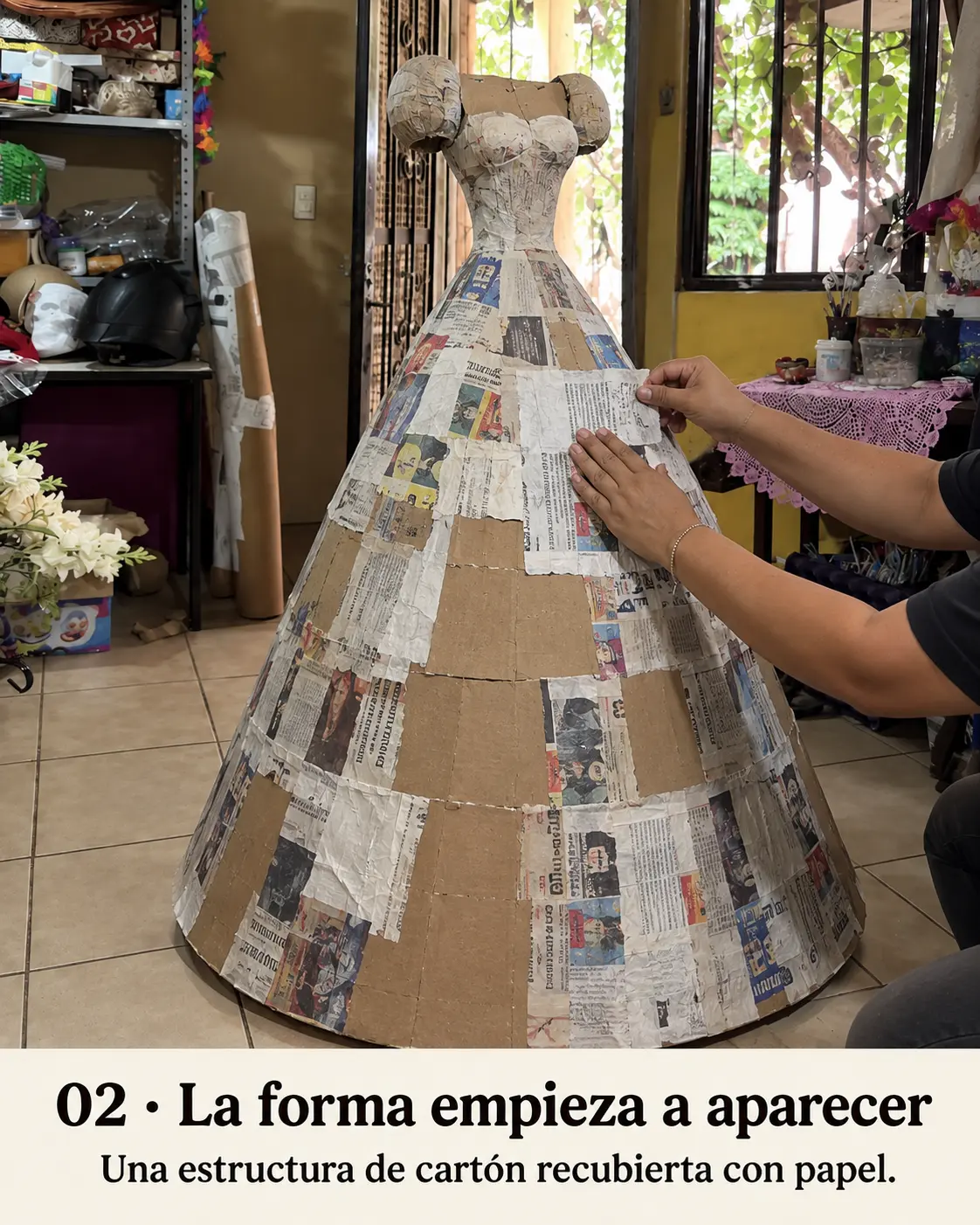 Estructura de una catrina recubierta de papel mientras empieza a tomar forma