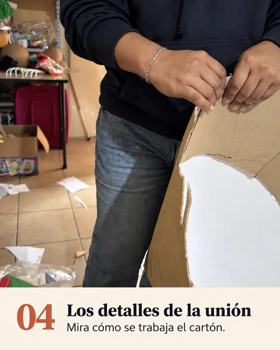 Detalle manual de la unión entre piezas de cartón
