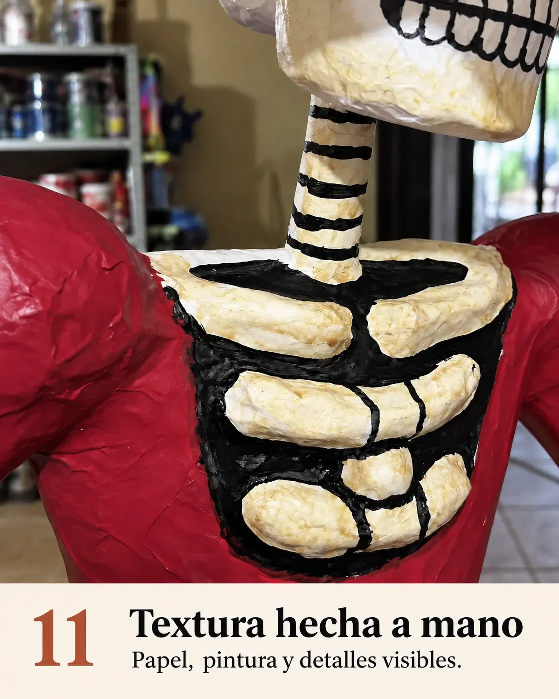Detalle de las costillas pintadas a mano sobre el torso bordó