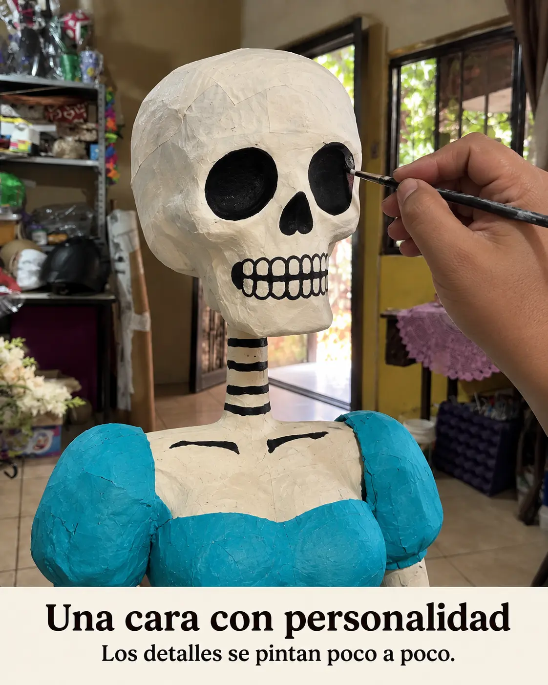 Pincel pintando los detalles del rostro de la catrina turquesa