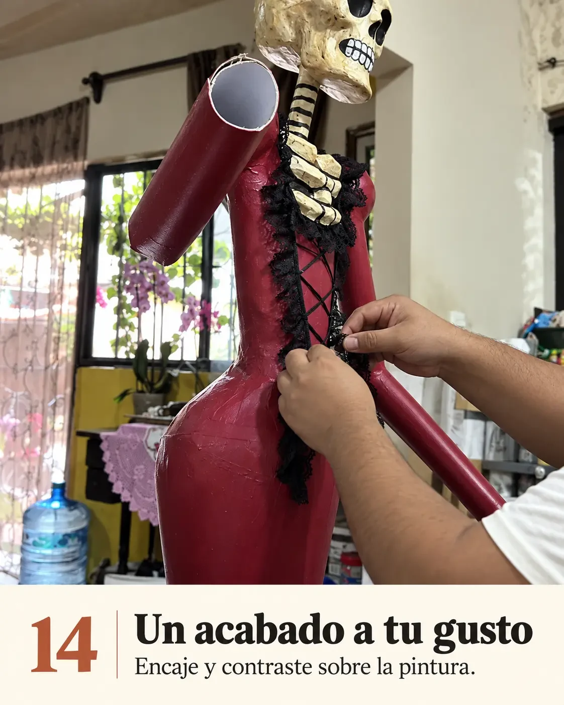 Manos ajustando el encaje negro del corpiño
